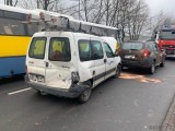 Trzy samochody zderzyły się w czwartek rano na ul. Budowlanych w Opolu. Jedna osoba została ranna