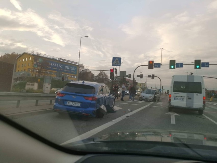 Wypadek na DK94 w stronę Krakowa. Zderzenie samochodu dostawczego z osobowym na ul. Wielickiej
