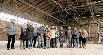 Po zakończeniu prac wewnątrz hangaru spotkali się historycy, konserwatorzy i przedstawiciele SKOZK FOT. ADAM WOJNAR