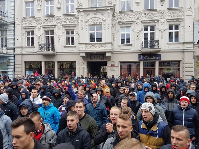 Derby Łodzi 2016. Protest kibiców Widzewa na Piotrkowskiej