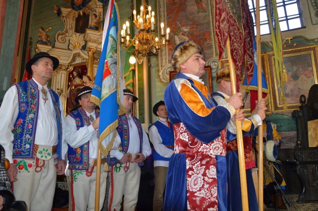 Ulanowscy flisacy oraz zaprzyjaźnieni Pienińscy Flisacy na Mszy świętej w kościele parafialnym w Ulanowie.