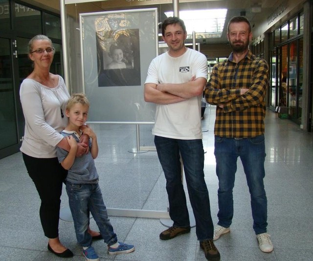 Łukasz Szymański (w środku) z jednym z bohaterów swoich zdjęć Mateuszem oraz jego rodzicami Katarzyną i Bartłomiejem Daczyńskimi