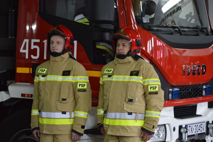W Ostrowcu życzyli strażakom "tylu powrotów, ilu wyjazdów do akcji".  Były też awanse i medale [ZDJĘCIA]