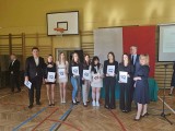 Maturzyści z Zespołu Szkół w Iłży odebrali świadectwa. Była piękna uroczystość, nagrodzono najlepszych 