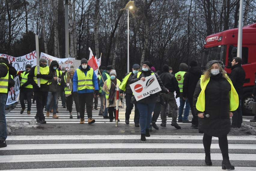 Sprzeciw wobec CPK mieszkańcy wyrażali na transparentach, a...