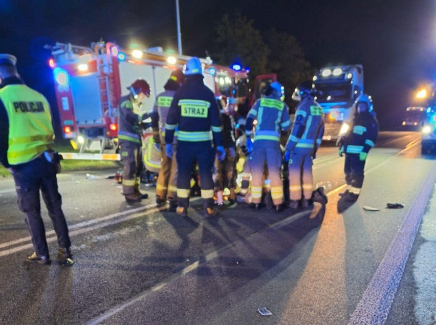Dramatyczny wypadek pod Łowiczem. Motocykl zderzył się z ciężarówką. Dwie osoby zostały ranne ZDJĘCIA