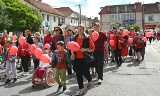 Dzień Godności Osoby z Niepełnosprawnością Intelektualną w Staszowie. Ulicami miasta przeszedł czerwony marsz