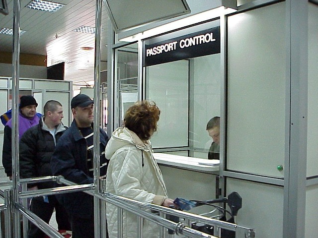 Na terminalu promowym bagaże podróżnych prześwietlane są specjalnym skanerem.