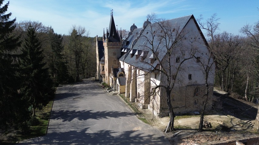 Zamek w Sobótce-Górce prezentuje się cudownie, wręcz...