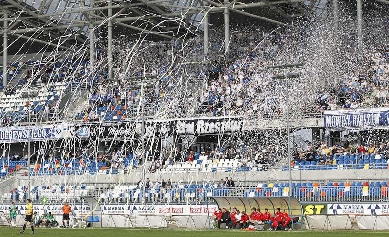 Kibice podczas rzeszowskich derbów [ZDJĘCIA]