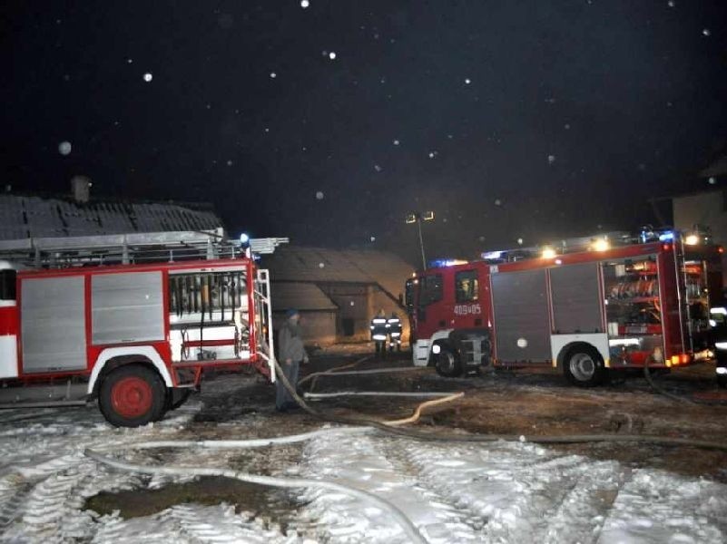 Stodoła w Sułkowicach spłonęła, strażakom udało się uratować dom 