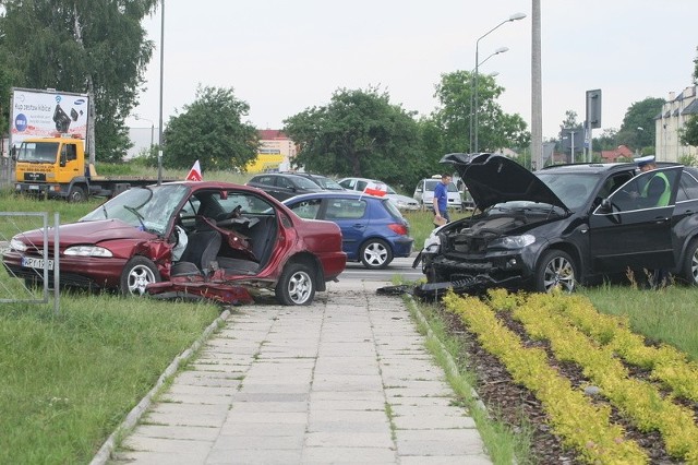 Trzy osoby, w tym 14-letni chłopiec pojechały do szpitala po niedzielnym zderzeniu dwóch samochodów osobowych na skrzyżowaniu ulic Wapiennikowej z Tarnowską w Kielcach.