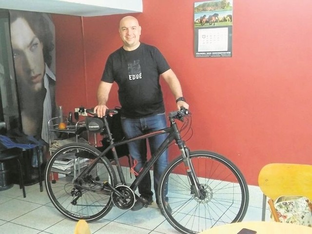Fryzjer Andrzej Walczak codziennie od 15 lat pokonuje na rowerze najmniej 16 km w drodze do pracy i z pracy do domu.