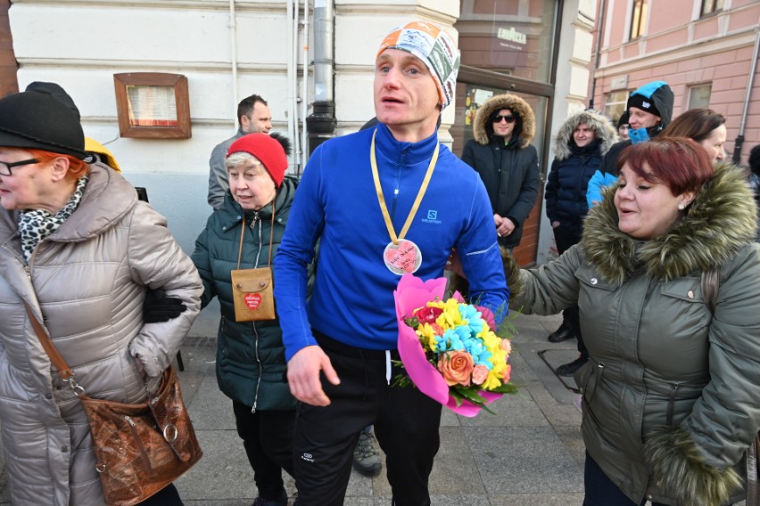 Piękny gest naszych biegaczy dla chorej Hani Terleckiej. Pokonali trasę z Krakowa do Kielc. Zebrali ponad 10 tysięcy [ZDJĘCIA]