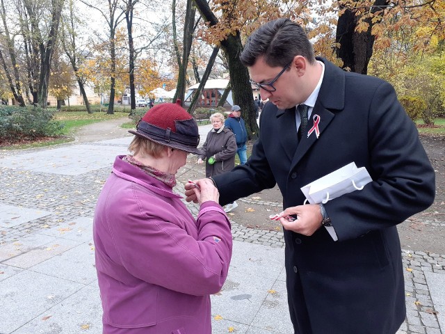 Poseł Konrad Frysztak sam przygotował kotyliony na 11 Listopada.