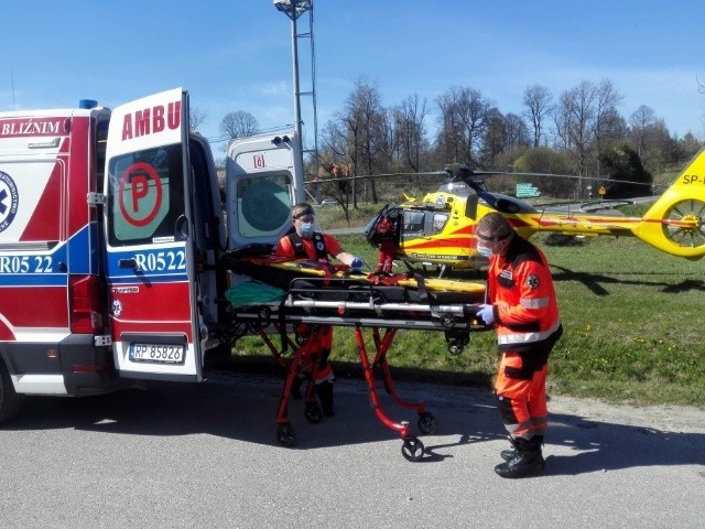 Mieszkanka Kuźminy koło Przemyśla doznała udaru mózgu. Wezwano śmigłowiec LPR [ZDJĘCIA, WIDEO]