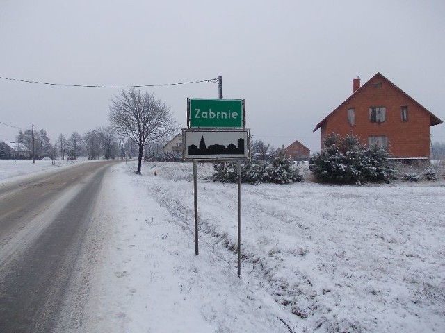 Przed wjazdem do miejscowości stoi tablica  z nazwą Zabrnie, lecz formalnie takiej nazwy w wykazie urzędowych nazw miejscowości nie ma.