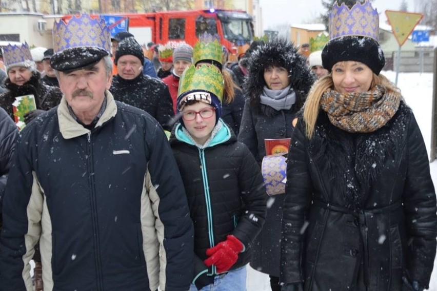 Obchody Święta Trzech Króli w Stąporkowie. Mieszkańcy przemaszerowali w tradycyjnym orszaku (ZDJĘCIA)