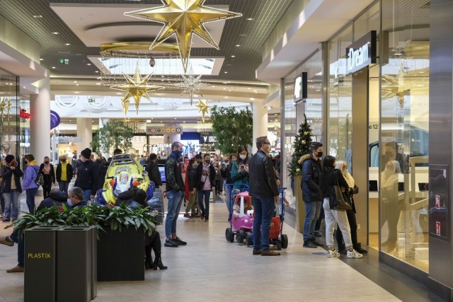 Przeceny aż do 80 proc., gigantyczne promocje, darmowe dostawy... Sklepy kuszą nas kolejnymi obniżkami cen. Specjalnie dla Was w jednym miejscu zebraliśmy najciekawsze promocje świąteczne na sprzęt elektroniczny i nie tylko. Jeśli szukacie prezentu pod choinkę, koniecznie sprawdźcie, co można kupić. Ceny telefonów, telewizorów czy hulajnóg elektrycznych obniżono o kilkaset złotych. To okazja, by sporo zaoszczędzić. CZYTAJ DALEJ >>>>>