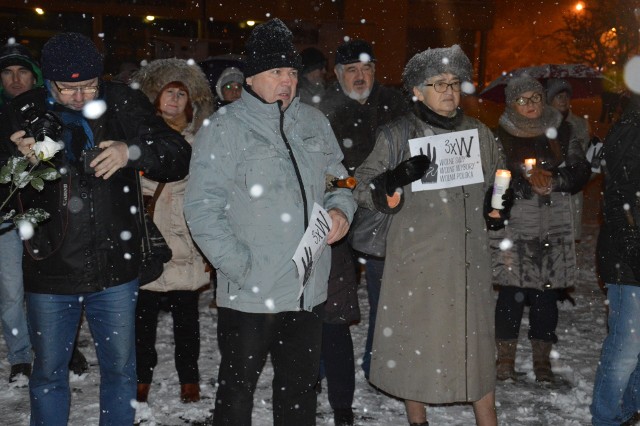 Zebrani przez gmachem Sądu Rejonowego w Stalowej Woli