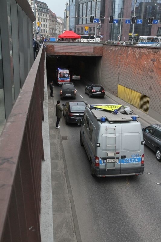 Wrocław: Wypadek na pl. Dominikańskim. Mężczyzna spadł do tunelu