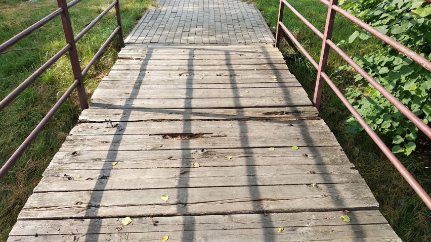 Mostek i chodnik wymagają pilnej naprawy.