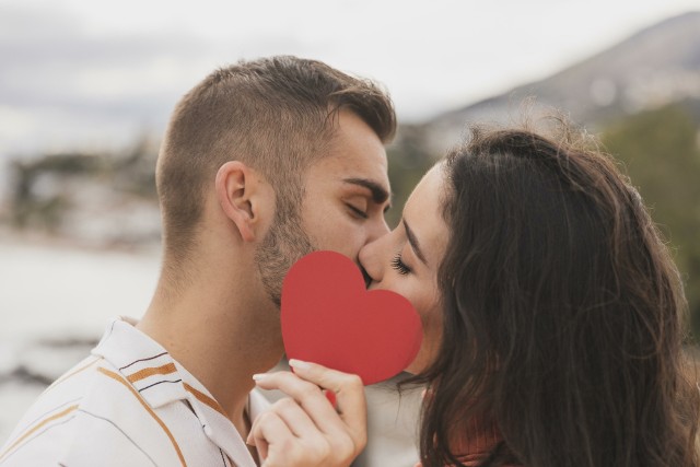 Całowanie się to szczególny rodzaj bliskości, który może w dużym stopniu wpływać na nasz organizm.