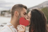 7 powodów, dla których warto się całować każdego dnia. Zobacz, jak pocałunki działają na twój organizm. Skorzystają zęby i skóra