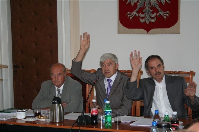 Przewodniczący K. Laska i wiceprzewodniczący B. Konrad głosowali za kredytem, wiceprzewodniczący E. Gałązka był przeciw.