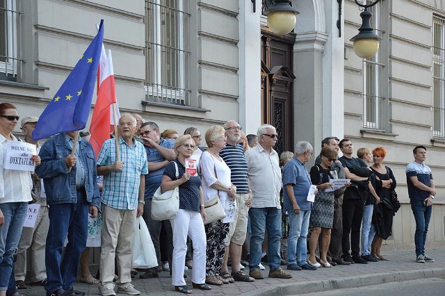 - Walczymy przeciwko łamaniu Konstytucji, przeciwko demontażowi Sądu Najwyższego i państwa prawa! - mówili zgromadzeni pod budynkiem Sądu Okręgowego działacze Komitetu Obrony Demokracji.