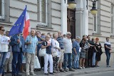 Nowy Sącz. Stop łamaniu konstytucji - protest pod sądem [ZDJĘCIA]