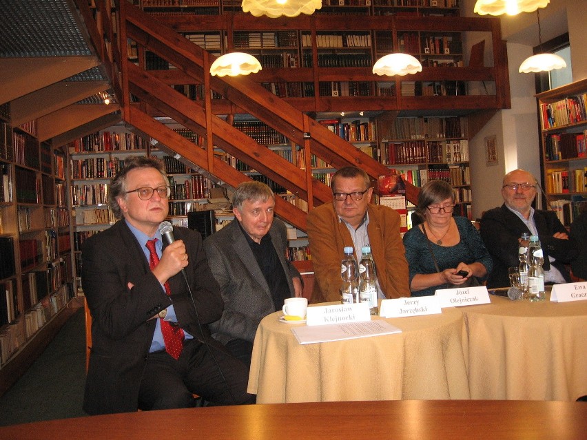 Panel prowadzi Jarosław Klejnocki ( z lewej). Obok...