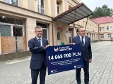 Szpital Powiatowy w Skarżysku-Kamiennej otrzymał prawie 15 milionów złotych dofinansowania. Czek przekazał wiceminister infrastruktury