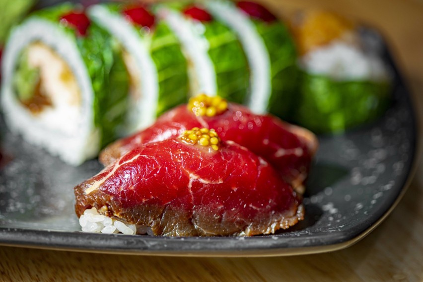 Wśród propozycji są rozmaite formy serwowania sushi,