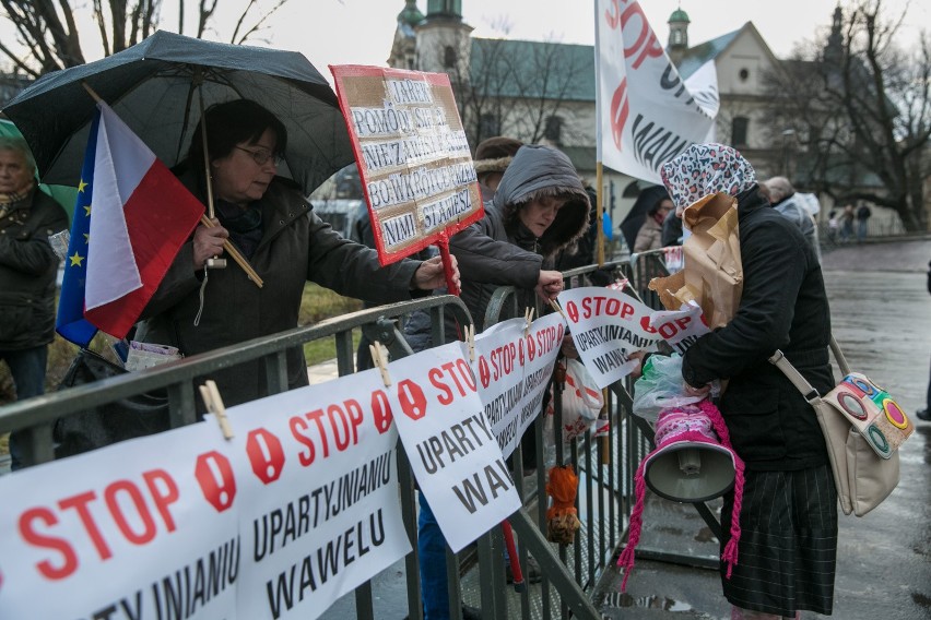 Protest przeciwko upolitycznieniu Wawelu