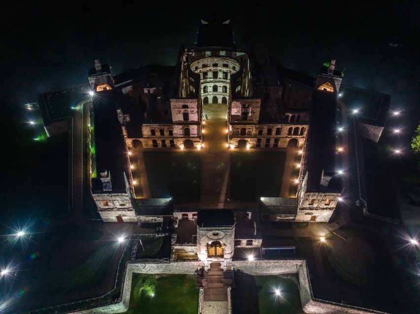 Zjawiskowy zamek Krzyżtopór w Ujeździe nocą. Zobaczcie zdjęcia z drona