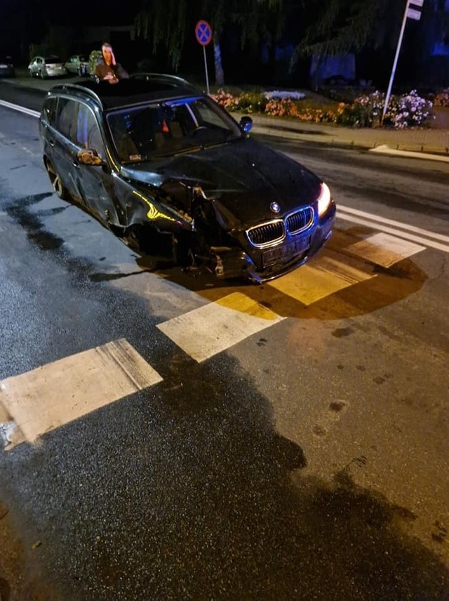 W nocy z soboty na niedzielę służby zostały wezwane na ulicę Poznańską we Wronkach. Samochód marki BMW uderzył w barierki, w wyniku czego stracił koło w pojeździe. Kierowca jednak kontynuował jazdę. 