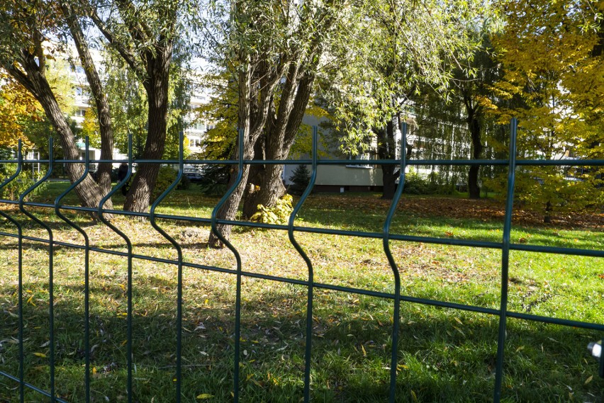 Na os. Albertyńskim w Krakowie wygrodzono kawałek trawnika koło bloku. Co było powodem?