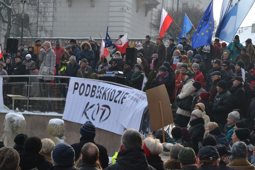 Manifestacja KOD w Bielsku-Białej. Mróz, demokracja, narodowcy i... poseł Pięta [ZDJĘCIA]