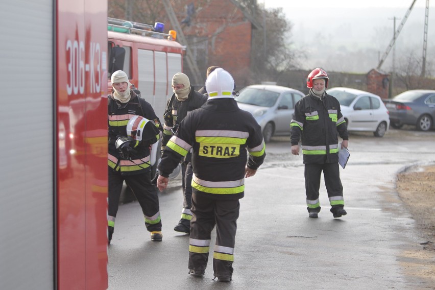 Strażacy w niedzielę od godziny 8 toczą nierówną walkę z...