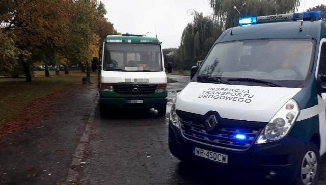 Niesprawny autobus bez ważnego przeglądu technicznego inspektorzy transportu drogowego zatrzymali do kontroli w ostatni czwartek w Radomiu.