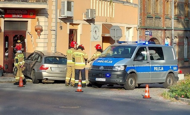 W centrum Międzyrzecza samochód wypadł z drogi i uderzył w budynek. >>>