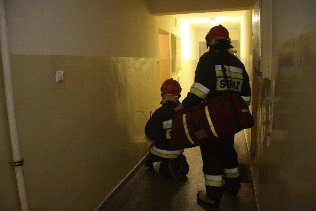 Lokatorka wezwała strażaków, którzy potwierdzili podwyższone stężenie tlenku węgla.