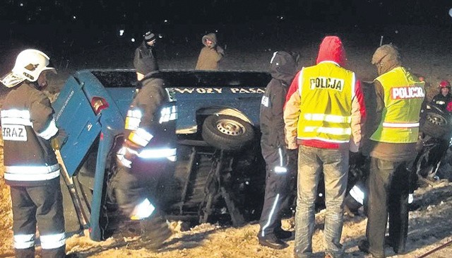 &#8211; Droga była koszmarnie oblodzona. Z naprzeciwka jechał inny samochód, którego rzucało po całej drodze. Nasz kierowca nie miał wyboru. Gdybynie uciekł do rowu &#8211; doszłoby do czołowego zderzenia &#8211; tłumaczy Barbara Jarmutowska, właścicielka firmy Nor-Bus. Zdjęcie wykonano w niedzielę,12 grudnia 2010 roku.