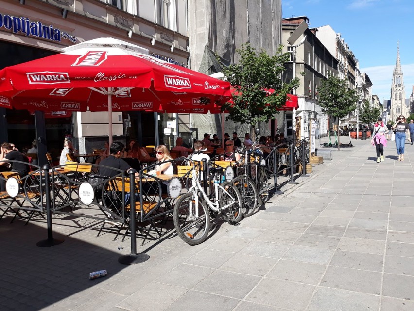 Mariacka znów odżyła. Letnie ogródki zapełniają się w...