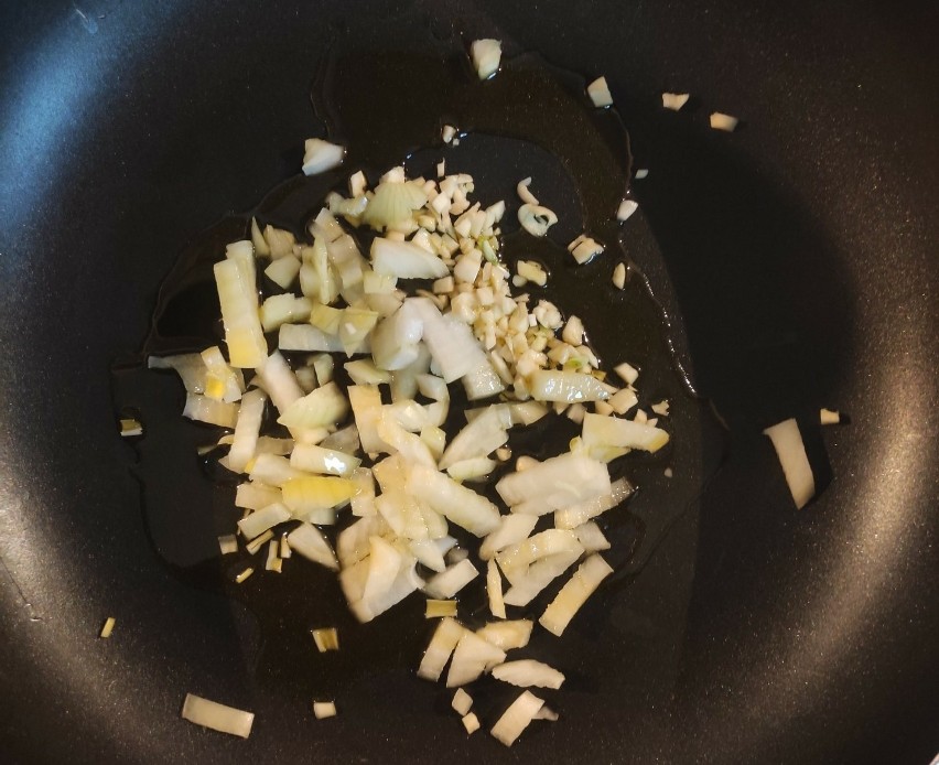 Pokrój cebulę, czosnek i podsmaż je na oliwie.