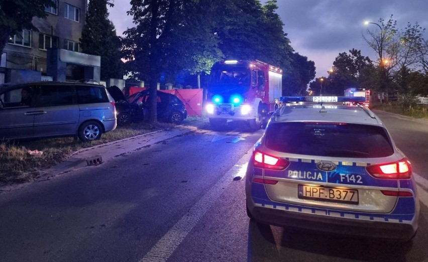 Śmiertelny wypadek na Bałutach. Samochód zatrzymał się na drzewie. Jedna osoba nie żyje 