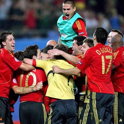 Radość reprezentacji Hiszpanii z pokonania Włochów w ćwierćfinałowym meczu piłkarskich mistrzostwach Europy 2008