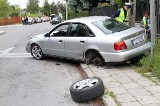 Kierowca i pasażerowie uciekli z rozbitego auta (zdjęcia)