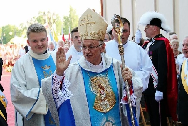 Jubileuszowym uroczystościom w Ostrej Bramie przewodniczył m.in. biskup Zygmunt Zimowski.